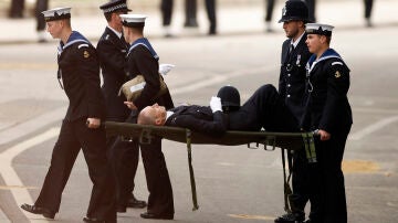 Autoridades se llevan a un policÃ­a que sufriÃ³ un desmayo durante el funeral de Isabel II