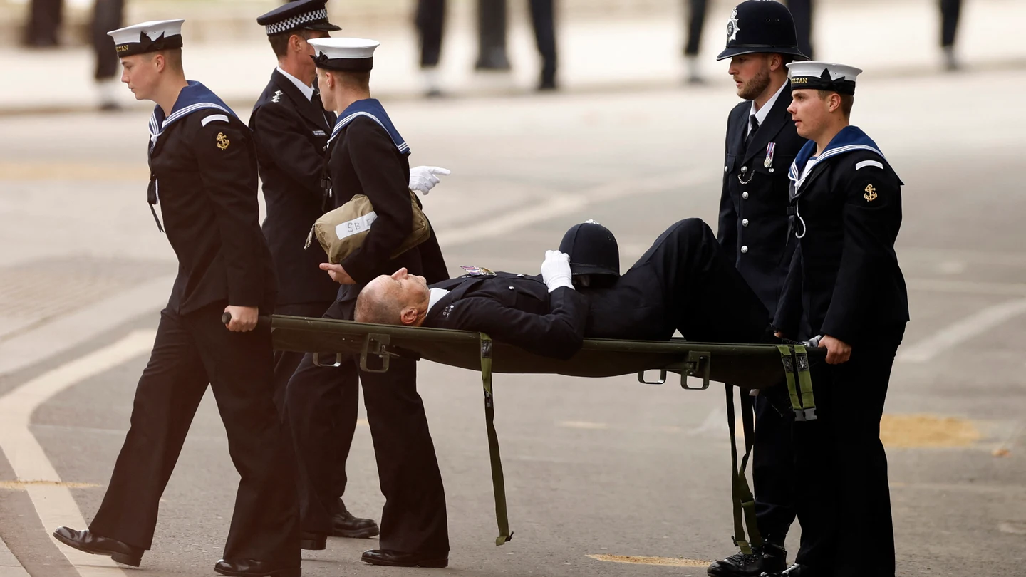 Autoridades se llevan a un policía que sufrió un desmayo durante el funeral de Isabel II Autoridades se llevan a un policía que sufrió un desmayo durante el funeral de Isabel II