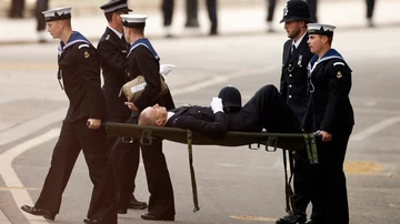 Autoridades se llevan a un policía que sufrió un desmayo durante el funeral de Isabel II