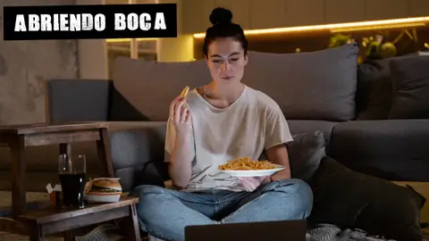 Imagen de archivo de una mujer comiendo Imagen de archivo de una mujer comiendo