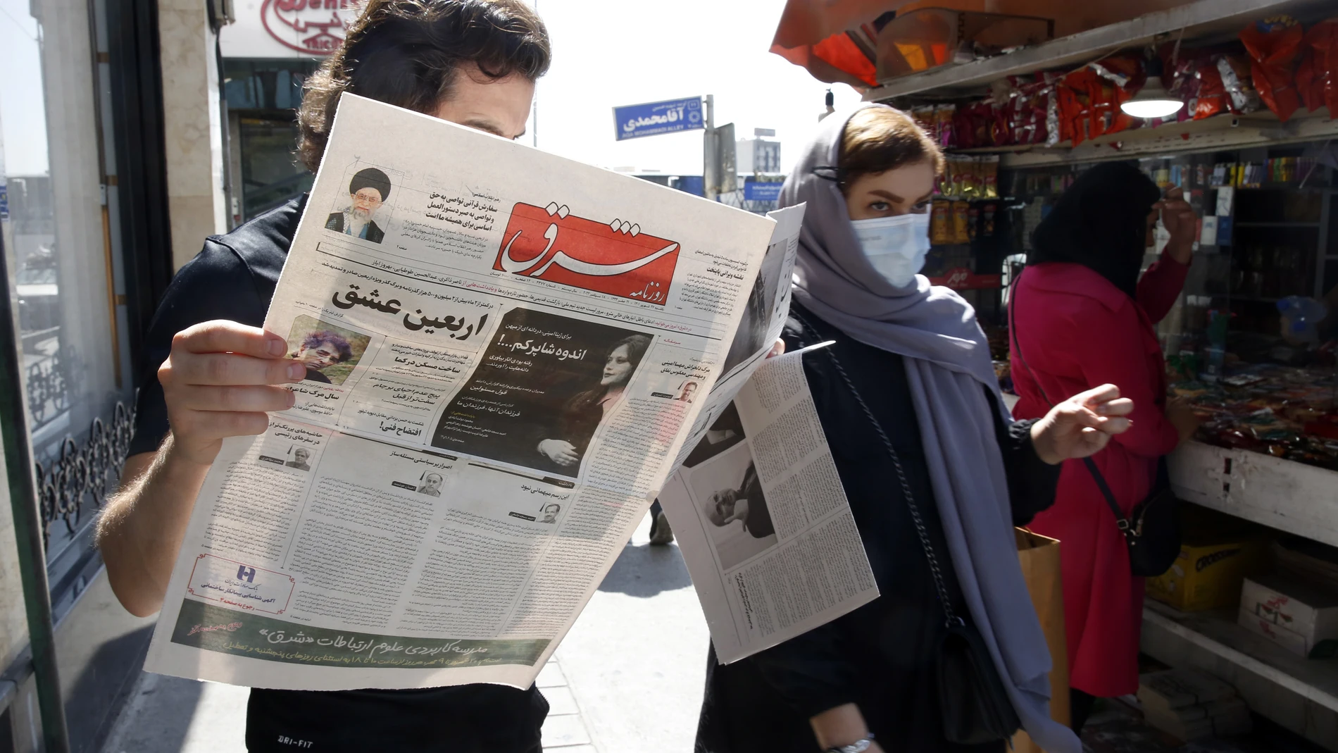 Un iraní leyendo en el periódico la información de la joven Mansa Amini tras ser detenida por la policía, en un caso que ha conmocionado al país.