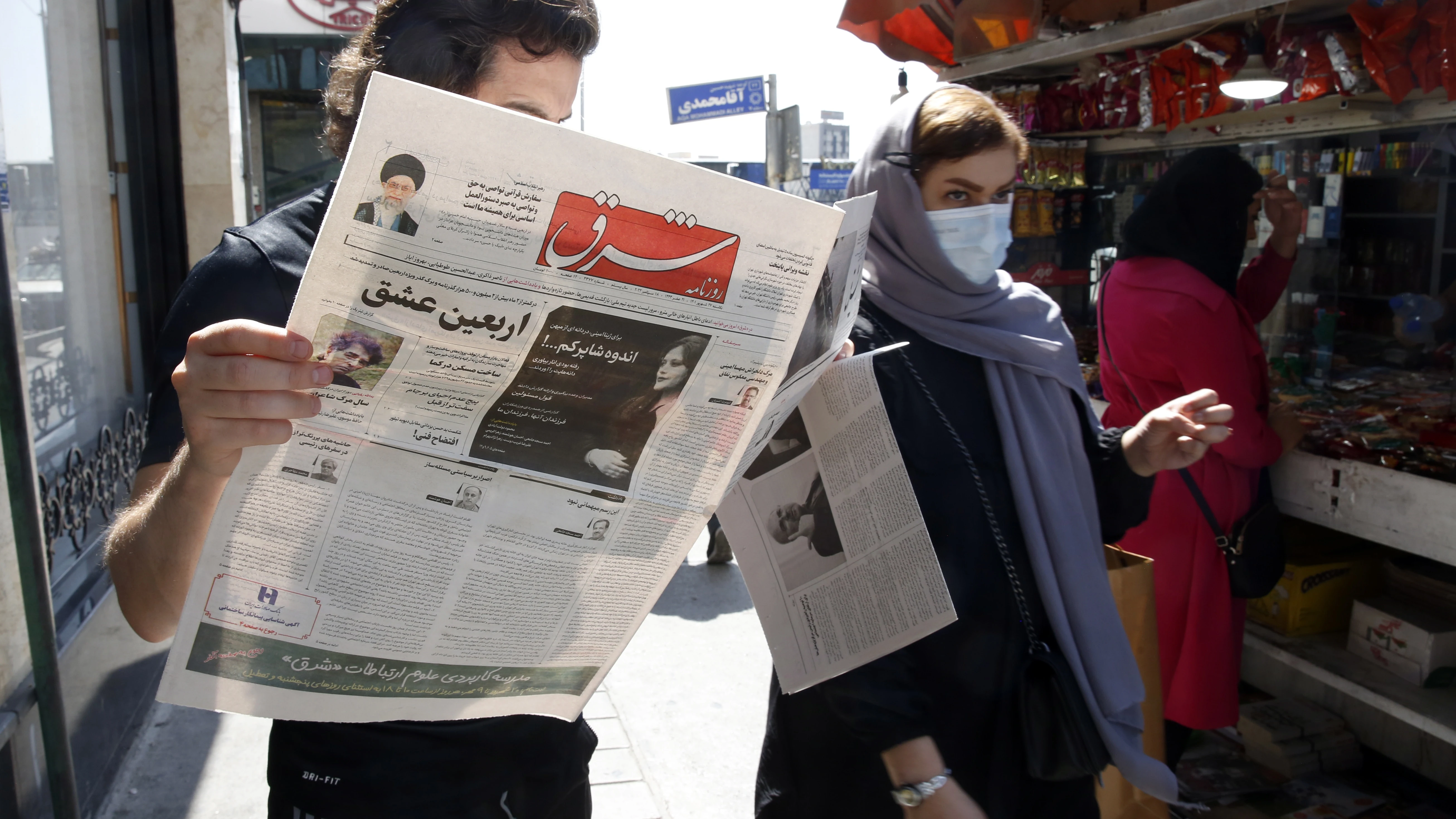 Un iraní leyendo en el periódico la información de la joven Mansa Amini tras ser detenida por la policía, en un caso que ha conmocionado al país.