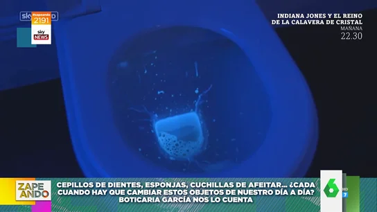 El vídeo que demuestra por qué no deben estar el cepillo de dientes cerca del váter: así saltan las bacterias fecales El vídeo que demuestra por qué no deben estar el cepillo de dientes cerca del váter: así saltan las bacterias fecales