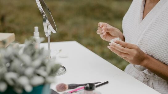 Fotoprotector con color, brumas, sticks o barras... &iquest;C&oacute;mo reaplicarnos el protector solar si llevamos maquillaje?