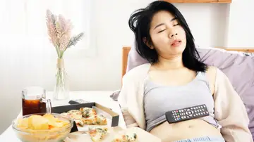 Mujer dormida tras comer