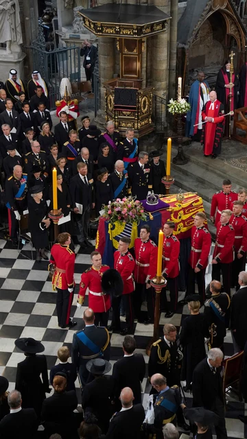 Los reyes Felipe y Letizia, junto a Juan Carlos I y Sofía en el funeral de Isabel II