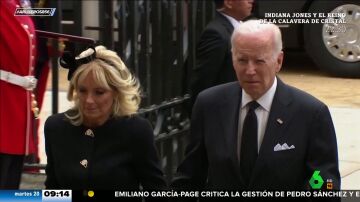 Los Biden la 'lían' en el funeral de Isabel II: llegan tarde e incumplen el 'dress code'