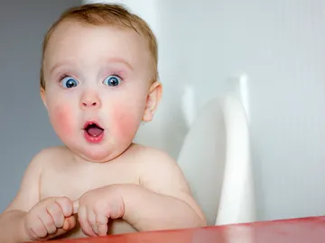 Bebé sorprendido Bebé sorprendido