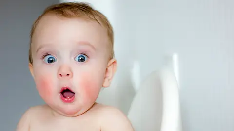 Bebé sorprendido Bebé sorprendido