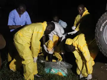 Uganda declara un brote de ébola tras confirmar la muerte de un paciente que dio positivo por el virus.