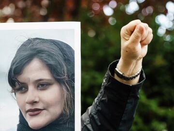 Iran detains two women again for not wearing a veil in full protests over the death of Masha Amini