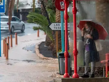 Una mujer se resguarda de la lluvia en Tuineje, Fuerteventura