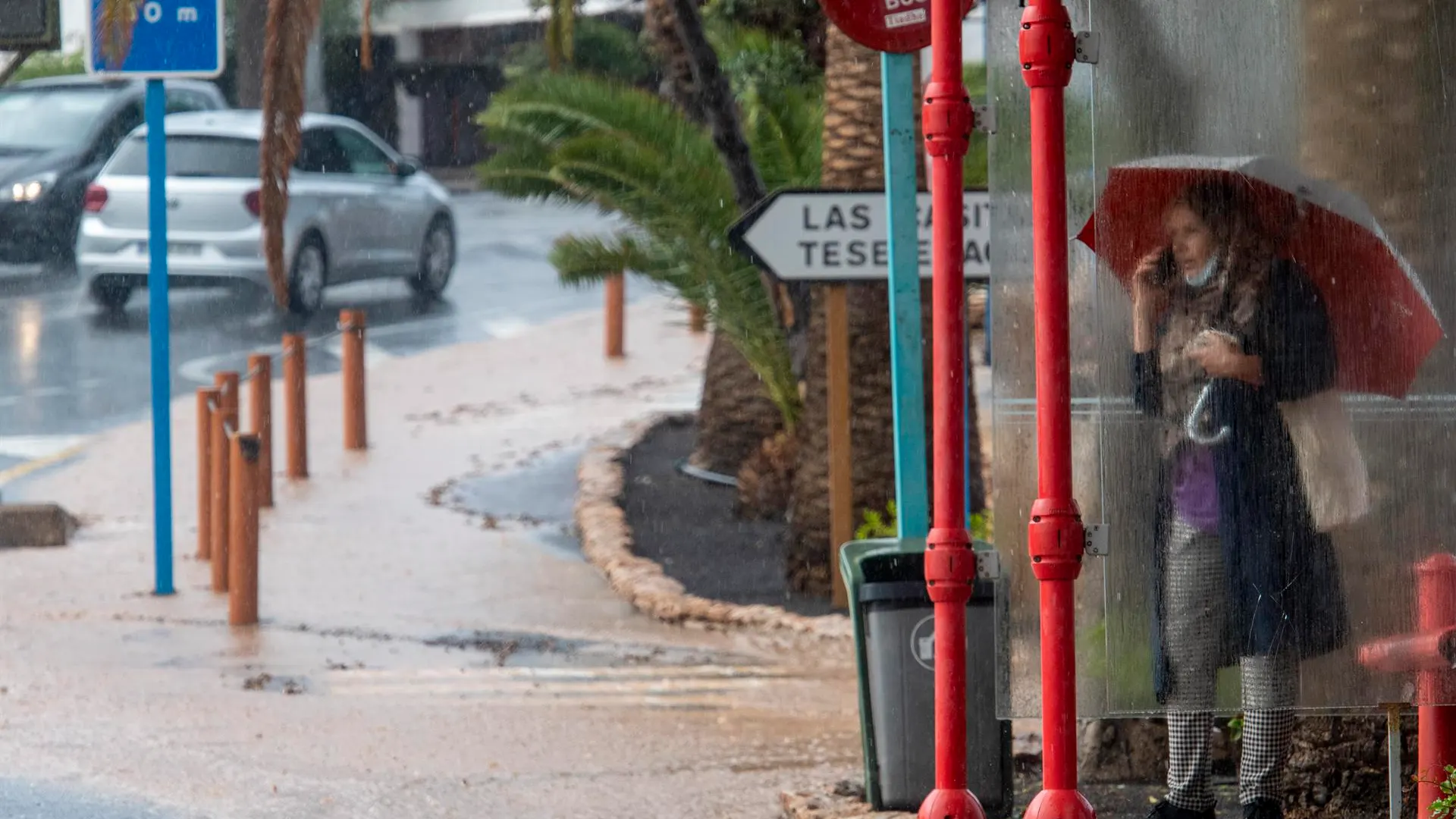 Una mujer se resguarda de la lluvia en Tuineje, Fuerteventura