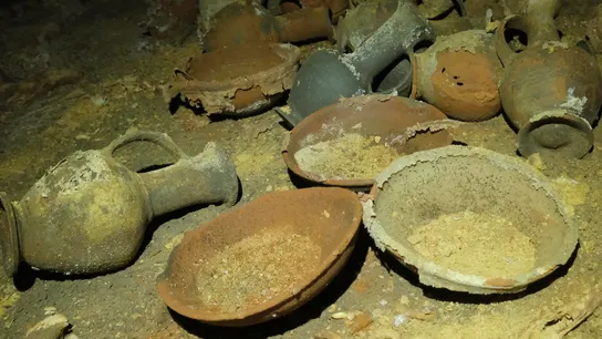 Descubren una cueva funeraria de la época de Ramés II "intacta". Descubren una cueva funeraria de la época de Ramés II "intacta".