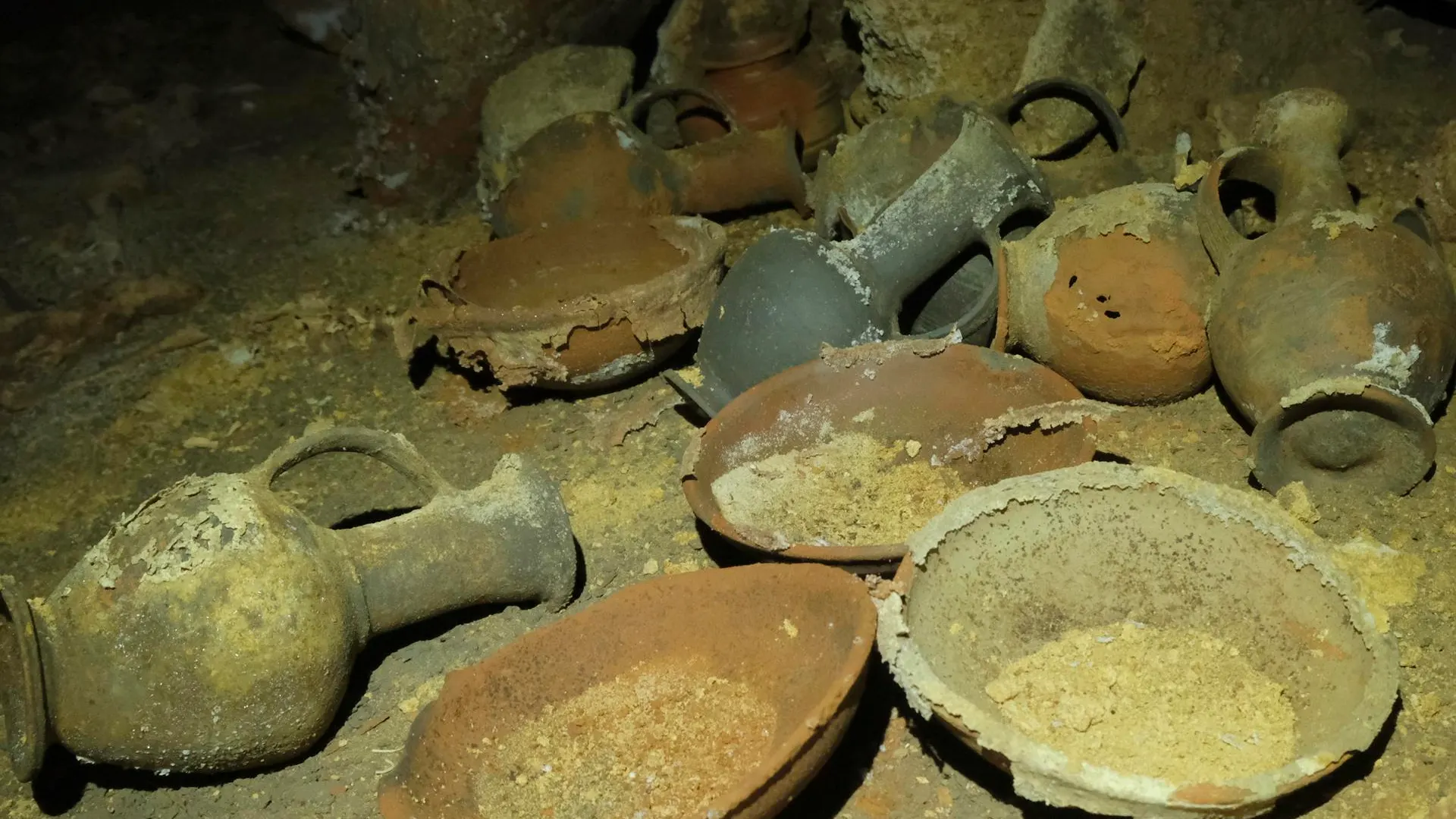 Descubren una cueva funeraria de la época de Ramés II "intacta".