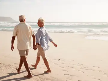 Pareja de personas mayores en la playa