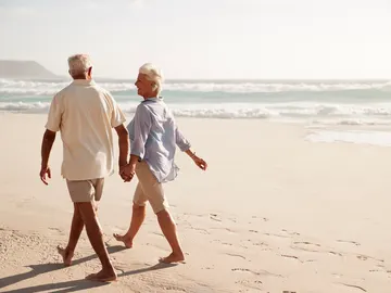 Pareja de personas mayores en la playa Pareja de personas mayores en la playa