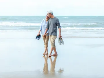 Pareja de personas mayores en la playa Pareja de personas mayores en la playa