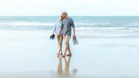 Pareja de personas mayores en la playa Pareja de personas mayores en la playa