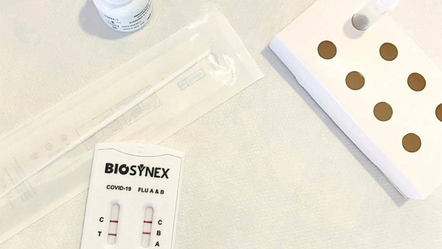 Así son los nuevos test de antígenos (de venta en farmacias) que detectan si tienes gripe o COVID Así son los nuevos test de antígenos (de venta en farmacias) que detectan si tienes gripe o COVID