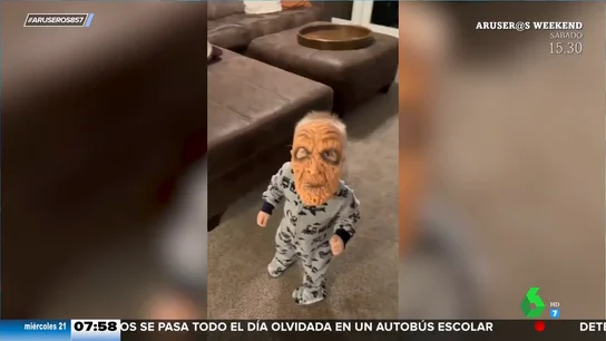 Un niño asusta a su hermana para comprobar si funciona su careta de Halloween Un niño asusta a su hermana para comprobar si funciona su careta de Halloween