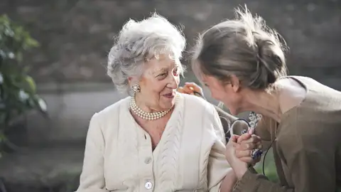 Cada tres segundos se produce un nuevo caso de Alzheimer en el mundo Mujer de 75 años atendida por su hija