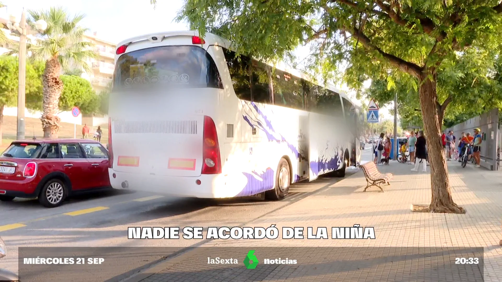 La madre de la niña de 3 años que pasó siete horas sola en un autobús asegura que no se deshidrató "por suerte": "Estaba chorreando"