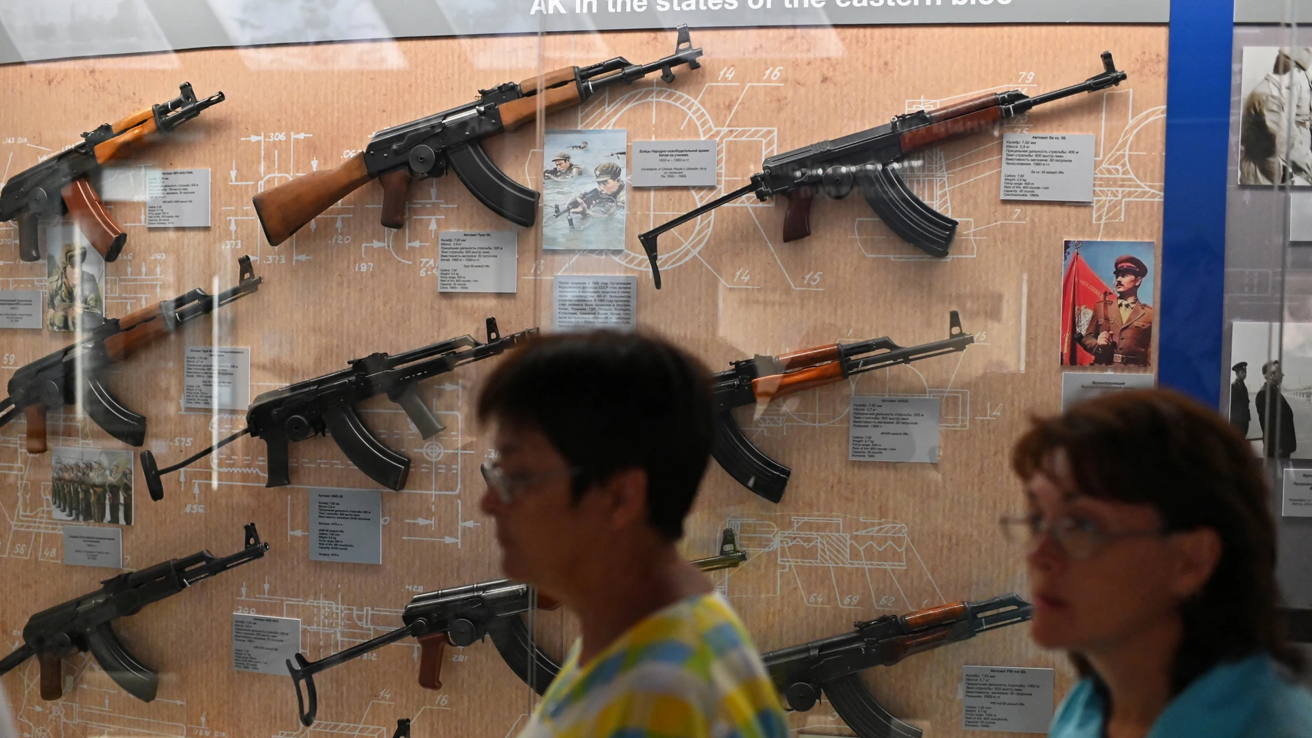 Personas visitan el museo del Kalashnikov en Izhevsk (Rusia)