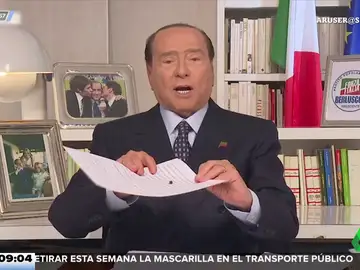 Berlusconi mata a una mosca en directo y presume de belleza: &quot;Estoy en plena forma&quot;