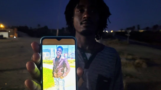 Especial Los Nadie | Mohamed Faisal muestra la foto de su primo, Bishara Ibrahim Idriss, al que todavía sueña con encontrar Especial Los Nadie | Mohamed Faisal muestra la foto de su primo, Bishara Ibrahim Idriss, al que todavía sueña con encontrar