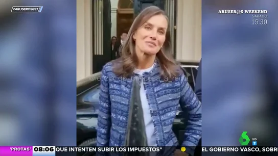 La reina Letizia se salta el protocolo para saludar a sus seguidores y muestra su lado más "campechano" La reina Letizia se salta el protocolo para saludar a sus seguidores y muestra su lado más "campechano"
