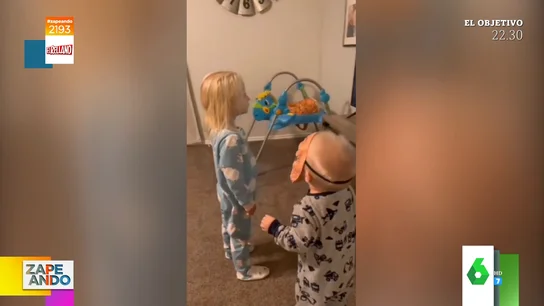 El susto viral de una peque cuando ve a su hermano disfrazado con una careta El susto viral de una peque cuando ve a su hermano disfrazado con una careta