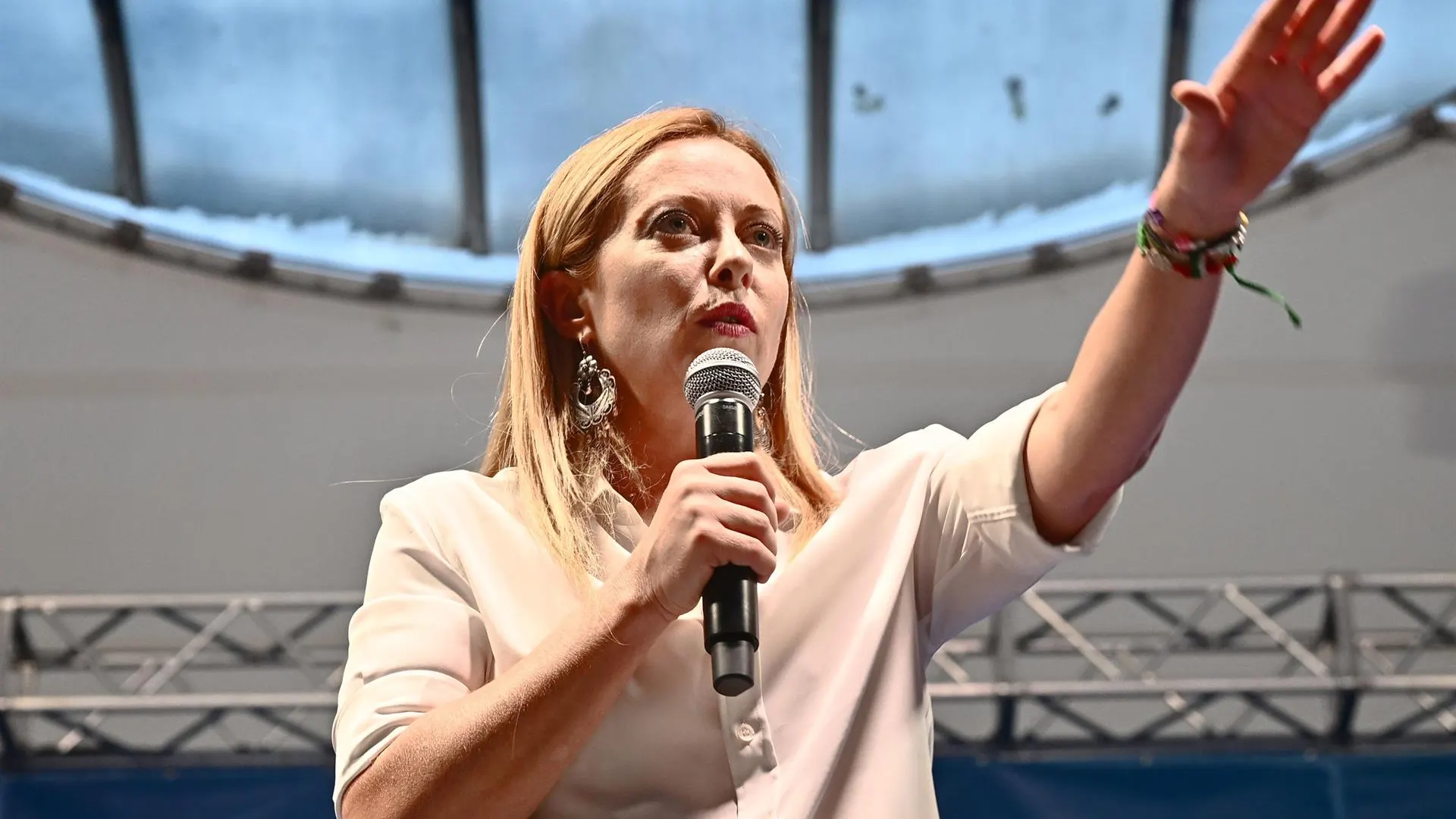 VÍDEO | El polémico saludo fascista del consejero del partido de Giorgia Meloni en un funeral
