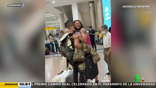 Vestido de rosa y con peluca extra-larga: así es el divertido recibimiento de un hombre a su amigo Vestido de rosa y con peluca extra-larga: así es el divertido recibimiento de un hombre a su amigo
