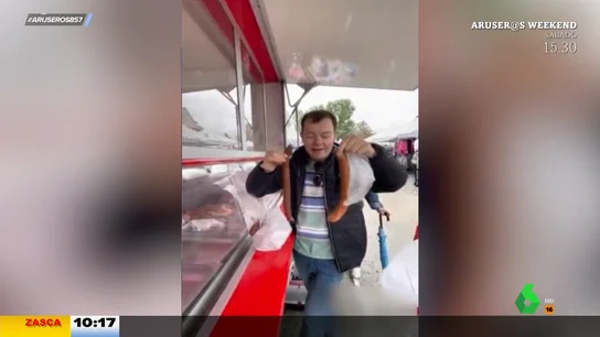 La "retranca" del padre Adam cuando habla de su afición por las salchichas La "retranca" del padre Adam cuando habla de su afición por las salchichas