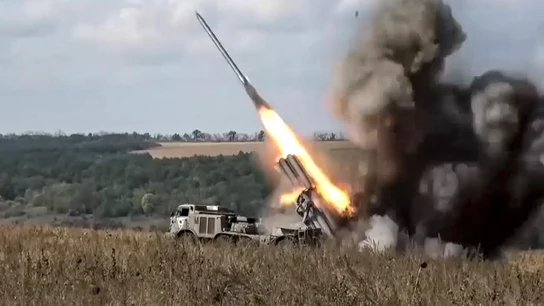 Un sistema de cohetes de lanzamiento múltiple BM-27 Uragan del Distrito Militar Central de Rusia Un sistema de cohetes de lanzamiento múltiple BM-27 Uragan del Distrito Militar Central de Rusia
