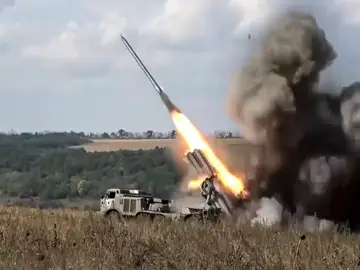 Un sistema de cohetes de lanzamiento múltiple BM-27 Uragan del Distrito Militar Central de Rusia