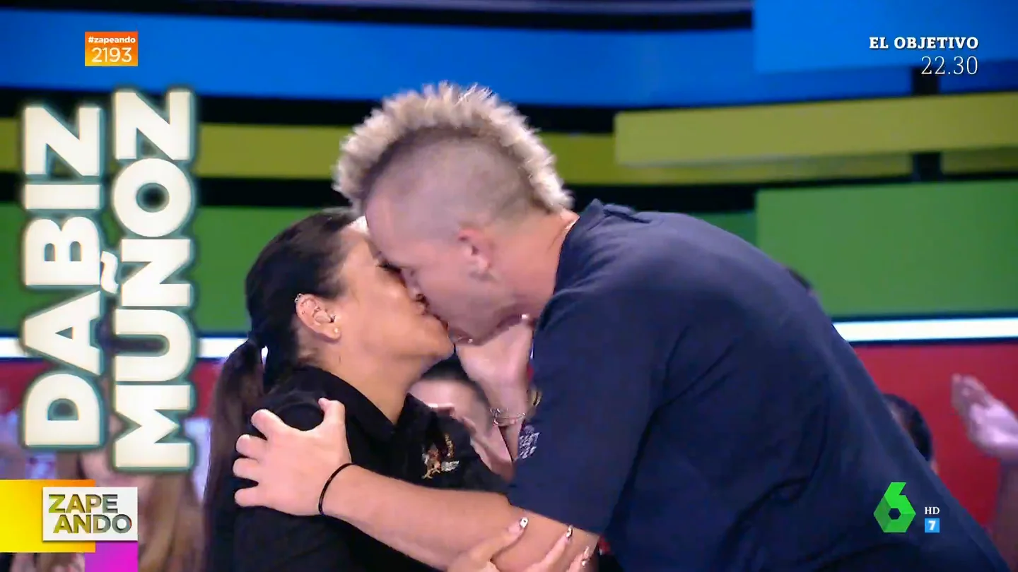 Dabiz Muñoz sorprende al entrar en el plató de Zapeando y pegarle este beso a Cristina Pedroche en directo Dabiz Muñoz sorprende al entrar en el plató de Zapeando y pegarle este beso a Cristina Pedroche en directo