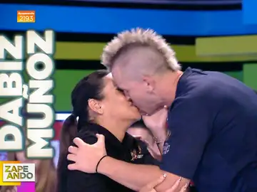 Dabiz Muñoz sorprende al entrar en el plató de Zapeando y pegarle este beso a Cristina Pedroche en directo
