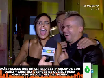 El divertido codazo de Cristina Pedroche a Miki Nadal cuando él le da un beso a Dabiz Muñoz por sorpresa
