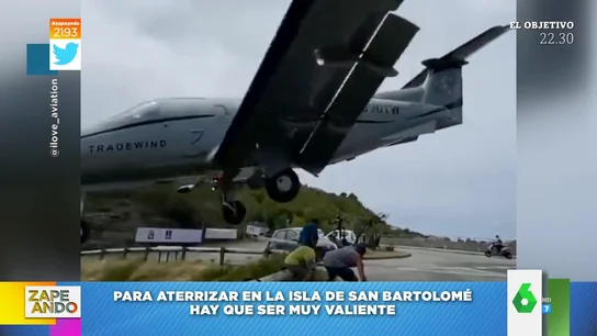 Un avión aterriza sobre la cabeza de algunas personas Un avión aterriza sobre la cabeza de algunas personas
