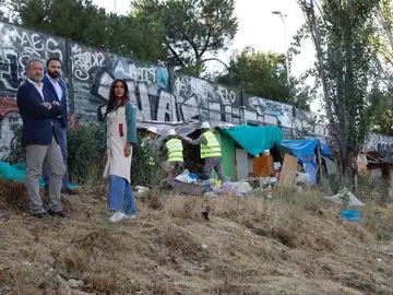 Begoña Villacís posa ante el desalojo de infraviviendas en Madrid