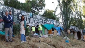 Begoña Villacís posa ante el desalojo de infraviviendas en Madrid