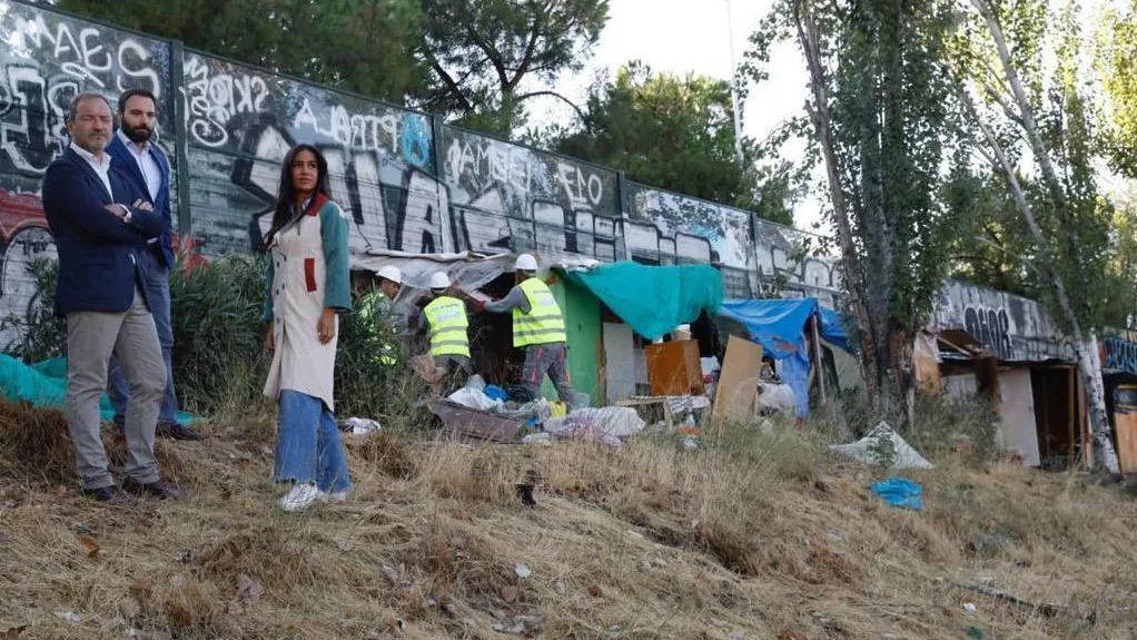 Begoña Villacís posa ante el desalojo de infraviviendas en Madrid