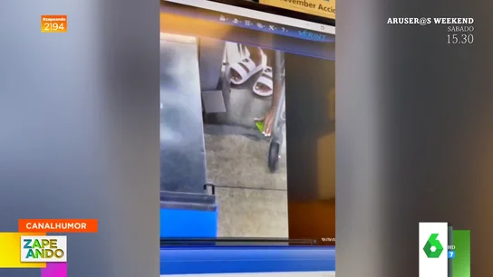 El vídeo viral de una mujer intentando recoger su tarjeta del suelo El vídeo viral de una mujer intentando recoger su tarjeta del suelo