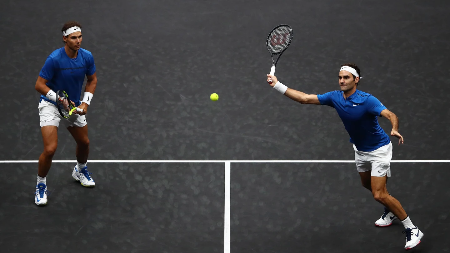 Rafa Nadal y Roger Federer, jugando un partido de dobles en la Laver Cup 2017 Rafa Nadal y Roger Federer, jugando un partido de dobles en la Laver Cup 2017