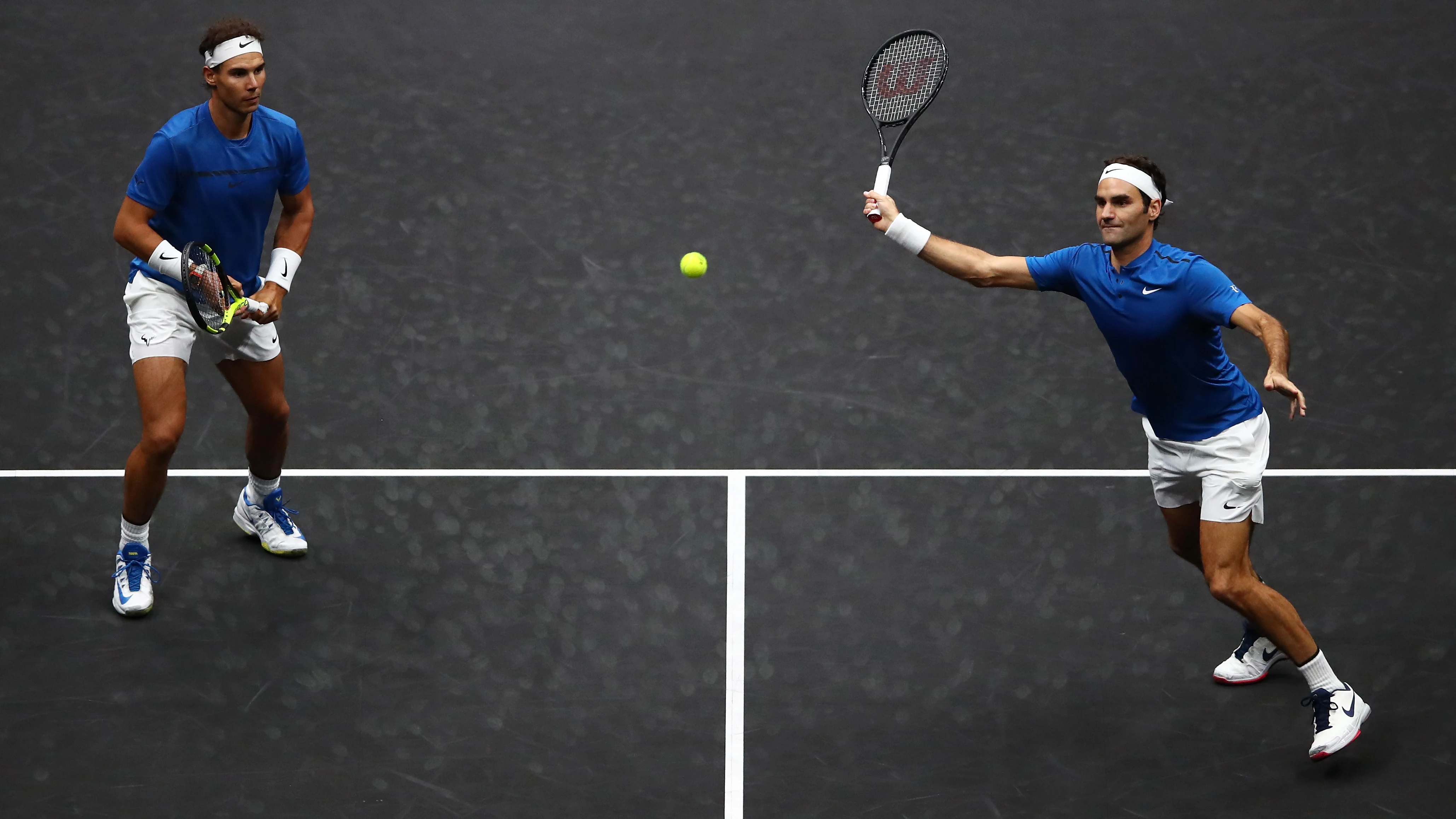 Rafa Nadal y Roger Federer, jugando un partido de dobles en la Laver Cup 2017