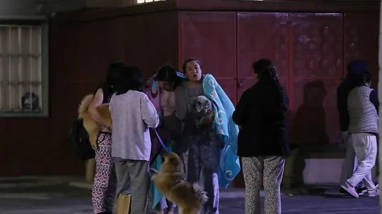 Personas en las calles de Ciudad de México en plena noche ante la alerta sísmica por un nuevo temblor Personas en las calles de Ciudad de México en plena noche ante la alerta sísmica por un nuevo temblor