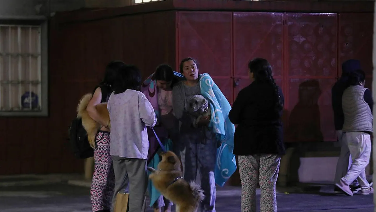 Personas en las calles de Ciudad de México en plena noche ante la alerta sísmica por un nuevo temblor Personas en las calles de Ciudad de México en plena noche ante la alerta sísmica por un nuevo temblor