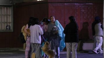  Personas en las calles de Ciudad de México en plena noche ante la alerta sísmica por un nuevo temblor